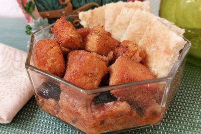 Miniature Traiteur Arras (Pas-de-Calais) - Aux Paniers Coussins #7 Assiette de triangles de pâte garnis d'une farce crémeuse, décorés de persil et disposés en cercle.