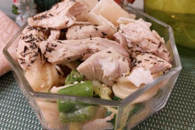 Miniature Traiteur Arras (Pas-de-Calais) - Aux Paniers Coussins #8 Assiette de triangles de pâte garnis d'une farce crémeuse, décorés de persil et disposés en cercle.