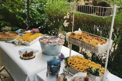 Miniature Traiteur Arras (Pas-de-Calais) - Aux Paniers Coussins #4 Assiette de triangles de pâte garnis d'une farce crémeuse, décorés de persil et disposés en cercle.