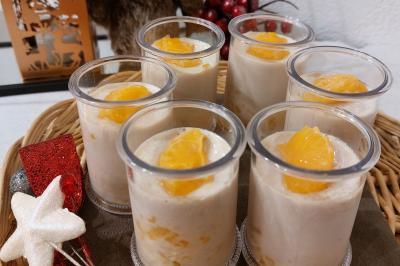 Miniature Traiteur Arras (Pas-de-Calais) - Aux Paniers Coussins #16 Assiette de triangles de pâte garnis d'une farce crémeuse, décorés de persil et disposés en cercle.