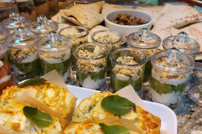 Miniature Traiteur Arras (Pas-de-Calais) - Aux Paniers Coussins #19 Assiette de triangles de pâte garnis d'une farce crémeuse, décorés de persil et disposés en cercle.