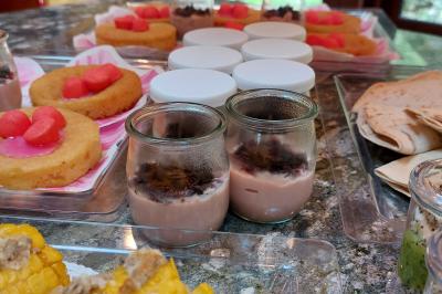 Miniature Traiteur Arras (Pas-de-Calais) - Aux Paniers Coussins #22 Assiette de triangles de pâte garnis d'une farce crémeuse, décorés de persil et disposés en cercle.