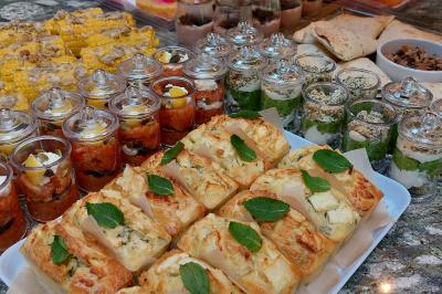 Miniature Traiteur Arras (Pas-de-Calais) - Aux Paniers Coussins #23 Assiette de triangles de pâte garnis d'une farce crémeuse, décorés de persil et disposés en cercle.