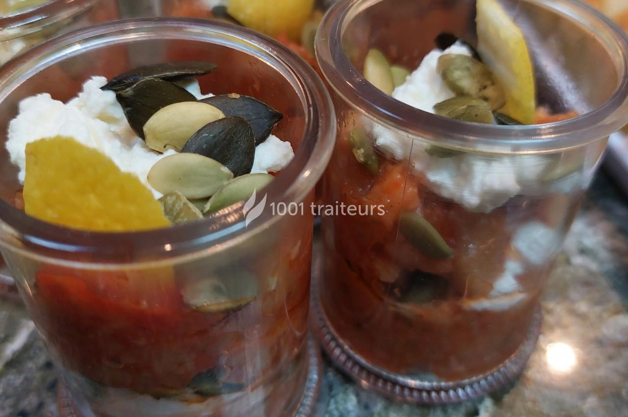 Verrines garnies de fromage frais, graines de courge, compotée de légumes et quartiers d'agrumes.