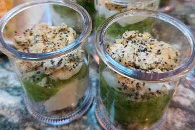 Miniature Traiteur Arras (Pas-de-Calais) - Aux Paniers Coussins #26 Assiette de triangles de pâte garnis d'une farce crémeuse, décorés de persil et disposés en cercle.