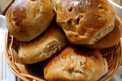 Miniature Traiteur Arras (Pas-de-Calais) - Aux Paniers Coussins #31 Assiette de triangles de pâte garnis d'une farce crémeuse, décorés de persil et disposés en cercle.