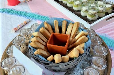 Miniature Traiteur Arras (Pas-de-Calais) - Aux Paniers Coussins #33 Assiette de triangles de pâte garnis d'une farce crémeuse, décorés de persil et disposés en cercle.