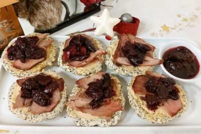 Miniature Traiteur Arras (Pas-de-Calais) - Aux Paniers Coussins #36 Assiette de triangles de pâte garnis d'une farce crémeuse, décorés de persil et disposés en cercle.