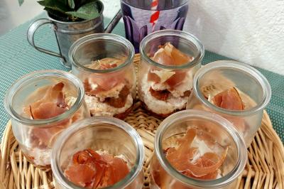 Miniature Traiteur Arras (Pas-de-Calais) - Aux Paniers Coussins #39 Assiette de triangles de pâte garnis d'une farce crémeuse, décorés de persil et disposés en cercle.