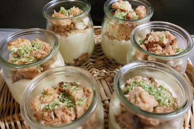 Miniature Traiteur Arras (Pas-de-Calais) - Aux Paniers Coussins #41 Assiette de triangles de pâte garnis d'une farce crémeuse, décorés de persil et disposés en cercle.