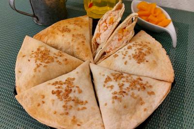 Miniature Traiteur Arras (Pas-de-Calais) - Aux Paniers Coussins #42 Assiette de triangles de pâte garnis d'une farce crémeuse, décorés de persil et disposés en cercle.