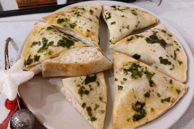 Miniature Traiteur Arras (Pas-de-Calais) - Aux Paniers Coussins #43 Assiette de triangles de pâte garnis d'une farce crémeuse, décorés de persil et disposés en cercle.