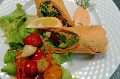 Miniature Traiteur Watten (Nord) - Le Domaine au Fil de L'eau #8 Assiette contenant du saumon fumé, crème, herbes fraîches et garnitures sur une sauce blanche.