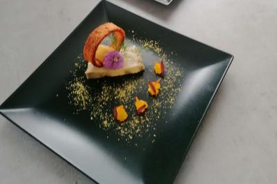 Miniature Traiteur Watten (Nord) - Le Domaine au Fil de L'eau #10 Assiette contenant du saumon fumé, crème, herbes fraîches et garnitures sur une sauce blanche.