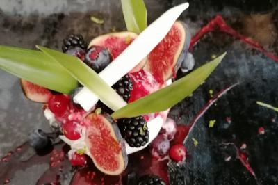 Miniature Traiteur Watten (Nord) - Le Domaine au Fil de L'eau #18 Assiette contenant du saumon fumé, crème, herbes fraîches et garnitures sur une sauce blanche.