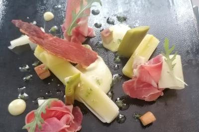 Miniature Traiteur Watten (Nord) - Le Domaine au Fil de L'eau #19 Assiette contenant du saumon fumé, crème, herbes fraîches et garnitures sur une sauce blanche.