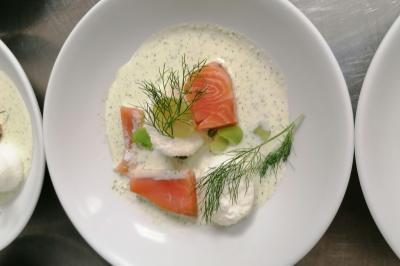 Miniature Traiteur Watten (Nord) - Le Domaine au Fil de L'eau #21 Assiette contenant du saumon fumé, crème, herbes fraîches et garnitures sur une sauce blanche.