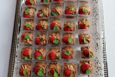 Miniature Traiteur Watten (Nord) - Le Domaine au Fil de L'eau #3 Assiette contenant du saumon fumé, crème, herbes fraîches et garnitures sur une sauce blanche.