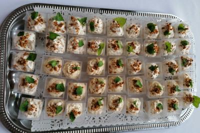 Miniature Traiteur Watten (Nord) - Le Domaine au Fil de L'eau #4 Assiette contenant du saumon fumé, crème, herbes fraîches et garnitures sur une sauce blanche.