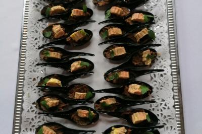 Miniature Traiteur Watten (Nord) - Le Domaine au Fil de L'eau #6 Assiette contenant du saumon fumé, crème, herbes fraîches et garnitures sur une sauce blanche.