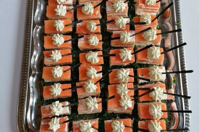 Miniature Traiteur Watten (Nord) - Le Domaine au Fil de L'eau #2 Assiette contenant du saumon fumé, crème, herbes fraîches et garnitures sur une sauce blanche.