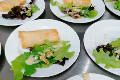 Miniature Traiteur Watten (Nord) - Le Domaine au Fil de L'eau #7 Assiette contenant du saumon fumé, crème, herbes fraîches et garnitures sur une sauce blanche.