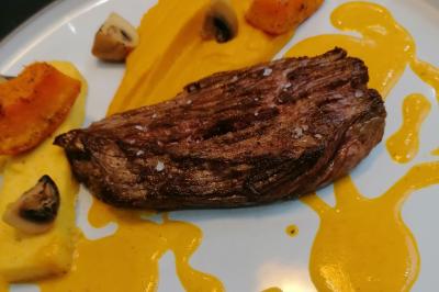 Miniature Traiteur Watten (Nord) - Le Domaine au Fil de L'eau #8 Assiette contenant du saumon fumé, crème, herbes fraîches et garnitures sur une sauce blanche.