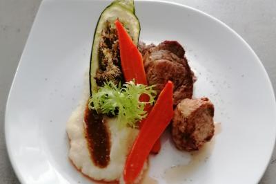 Miniature Traiteur Watten (Nord) - Le Domaine au Fil de L'eau #9 Assiette contenant du saumon fumé, crème, herbes fraîches et garnitures sur une sauce blanche.