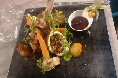 Miniature Traiteur Watten (Nord) - Le Domaine au Fil de L'eau #14 Assiette contenant du saumon fumé, crème, herbes fraîches et garnitures sur une sauce blanche.