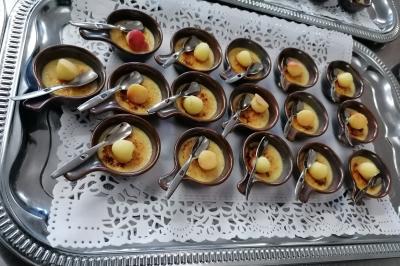 Miniature Traiteur Watten (Nord) - Le Domaine au Fil de L'eau #15 Assiette contenant du saumon fumé, crème, herbes fraîches et garnitures sur une sauce blanche.