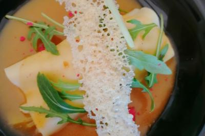 Miniature Traiteur Watten (Nord) - Le Domaine au Fil de L'eau #16 Assiette contenant du saumon fumé, crème, herbes fraîches et garnitures sur une sauce blanche.