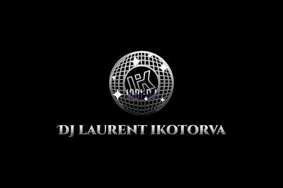 Miniature DJ Anse (Rhône) - Ikotorva Laurent #3 Un homme portant des écouteurs travaille sur un ordinateur portable dans un environnement faiblement éclairé.