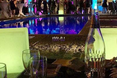 Miniature DJ Anse (Rhône) - Ikotorva Laurent #5 Un homme portant des écouteurs travaille sur un ordinateur portable dans un environnement faiblement éclairé.