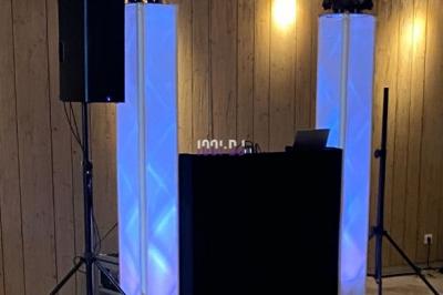 Miniature DJ Anse (Rhône) - Ikotorva Laurent #6 Un homme portant des écouteurs travaille sur un ordinateur portable dans un environnement faiblement éclairé.