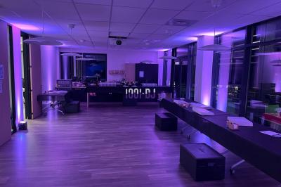 Miniature DJ Anse (Rhône) - Ikotorva Laurent #7 Un homme portant des écouteurs travaille sur un ordinateur portable dans un environnement faiblement éclairé.