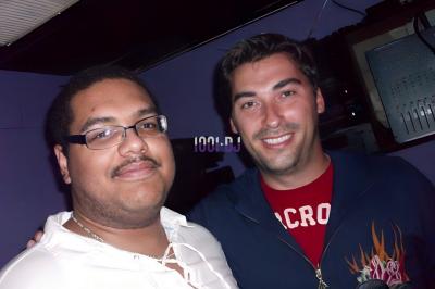 Miniature DJ Anse (Rhône) - Ikotorva Laurent #8 Un homme portant des écouteurs travaille sur un ordinateur portable dans un environnement faiblement éclairé.