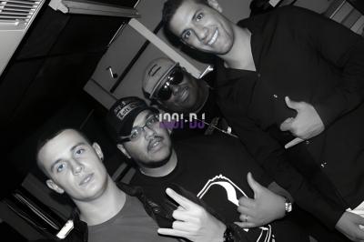 Miniature DJ Anse (Rhône) - Ikotorva Laurent #9 Un homme portant des écouteurs travaille sur un ordinateur portable dans un environnement faiblement éclairé.