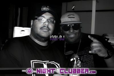 Miniature DJ Anse (Rhône) - Ikotorva Laurent #10 Un homme portant des écouteurs travaille sur un ordinateur portable dans un environnement faiblement éclairé.