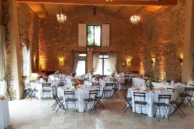 Un homme en costume est porté par une foule festive sous des guirlandes lumineuses, en extérieur de nuit.