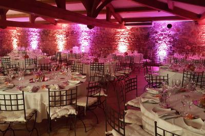 Un homme en costume est porté par une foule festive sous des guirlandes lumineuses, en extérieur de nuit.