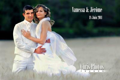 Miniature Chris Photos International #7 Une mariée en robe blanche regarde vers le sol, entourée d'un paysage enneigé et d'arbres en arrière-plan.