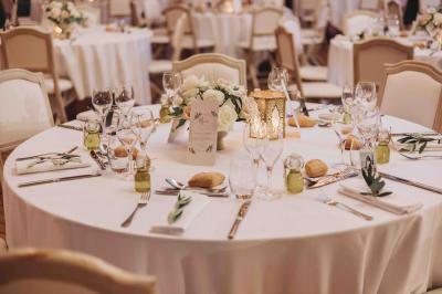 Groupe de personnes rassemblées dans un parc verdoyant lors d'un événement en plein air.