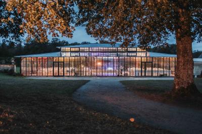 Groupe de personnes rassemblées dans un parc verdoyant lors d'un événement en plein air.