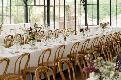 Groupe de personnes rassemblées dans un parc verdoyant lors d'un événement en plein air.