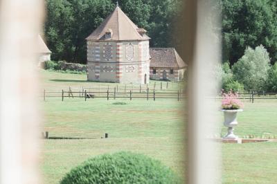 Groupe de personnes rassemblées dans un parc verdoyant lors d'un événement en plein air.