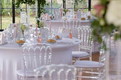 Groupe de personnes rassemblées dans un parc verdoyant lors d'un événement en plein air.