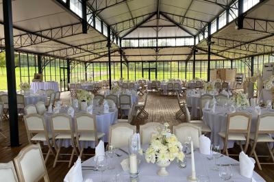 Groupe de personnes rassemblées dans un parc verdoyant lors d'un événement en plein air.