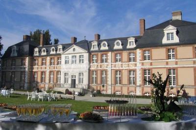 Groupe de personnes rassemblées dans un parc verdoyant lors d'un événement en plein air.