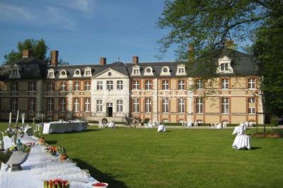 Groupe de personnes rassemblées dans un parc verdoyant lors d'un événement en plein air.