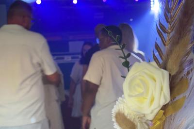 Miniature DJ La Queue-les-Yvelines (Yvelines) - DJ Braz #15 Main ajustant les réglages sur une table de mixage DJ illuminée par des lumières colorées.